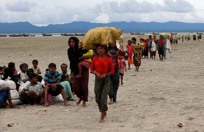 ９月１０日、ミャンマー西部ラカイン州で先月発生したイスラム教徒少数民族ロヒンギャの武装勢力と治安部隊との衝突を受けてバングラデシュに避難したロヒンギャ難民が３０万人に迫っており、国連は人道危機対処への緊急支援を呼び掛けている。ボートで国境を越えバングラデシュに着いたロヒンギャ難民（２０１７年　ロイター／Danish Siddiqui）