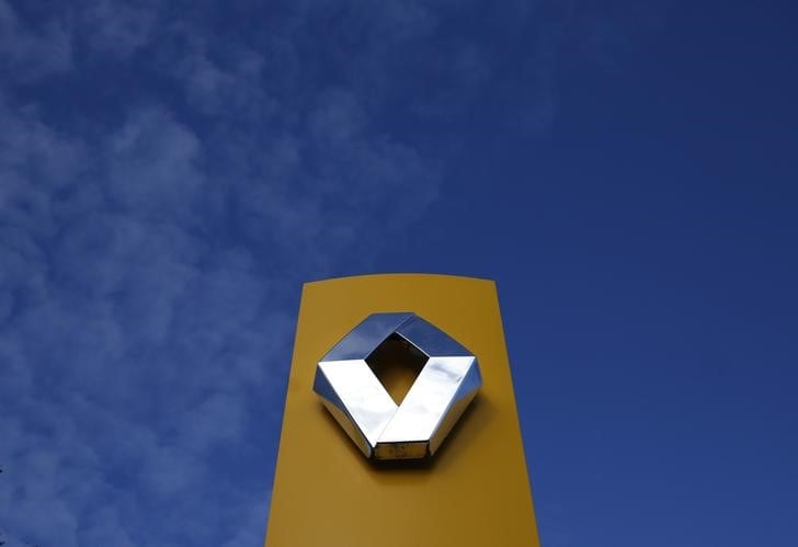 １１月９日、フランス政府は、消費者問題監視当局（ＤＧＣＣＲＦ）が自動車大手ルノーの排ガス不正疑惑に関する調査結果を検察当局に送ったと明らかにした。写真はロゴ、１月撮影（２０１６年　ロイター/Vincent Kessler）