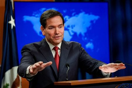 米国のルビオ国務長官は１９日、ベネズエラへの対応を巡り、同国と関係が近いロシアと米国との間で緊張が高まる可能性について懸念していないと述べた。（２０２５年　ロイター/Kevin Mohatt/File Photo）