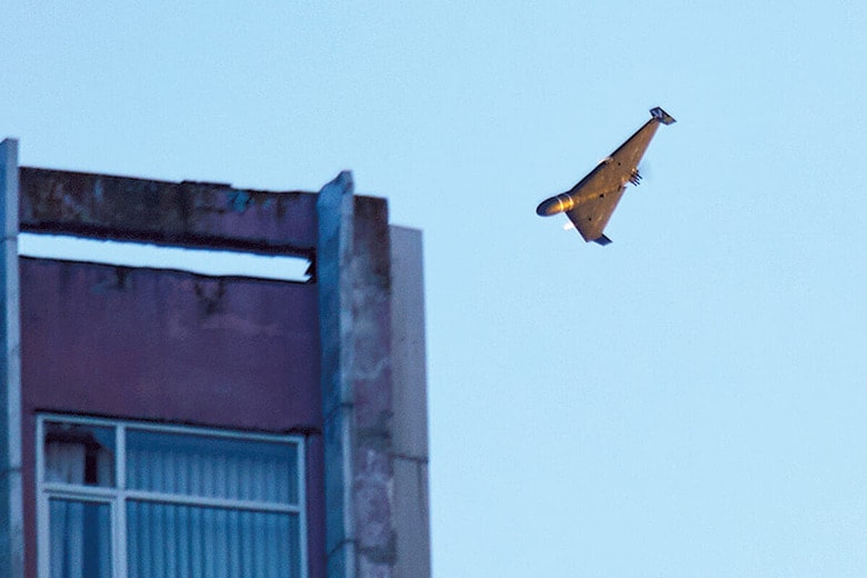 首都キーウの住宅をピンポイント攻撃するロシアのドローン（25年6月）　AP/AFLO