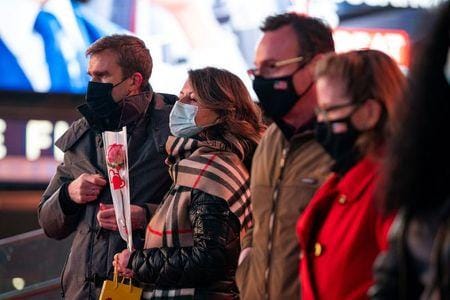 米国で２２日、新型コロナウイルス感染症による累計の死者が５０万人を突破した。ＮＹ市内のようす。１４日撮影（２０２１年　ロイター／Jeenah Moon）