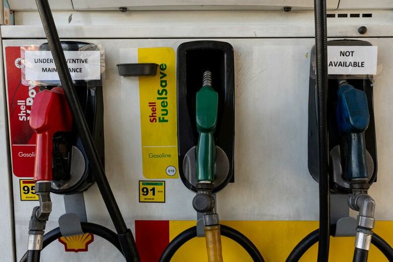 フィリピン・ケソン市のガソリンスタンドの給油機に掲示された「利用不可」の表示。3月26日、ケソン市で撮影。REUTERS/Eloisa Lopez