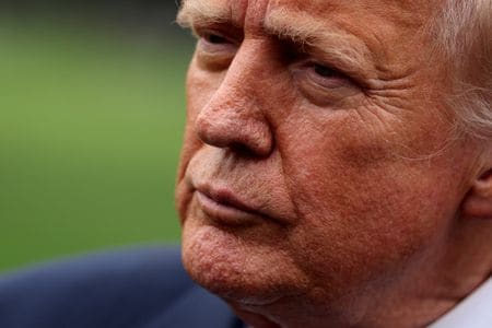 トランプ米大統領は１日、原子力潜水艦２隻を「適切な海域」（訂正）に配備するよう命じたと明らかにした。ロシアのメドベージェフ安全保障会議副議長（前大統領）の「愚かで扇動的な発言」の脅威に対応するためとしている。写真は８月１日撮影（２０２５年　ロイター／Jonathan Ernst）