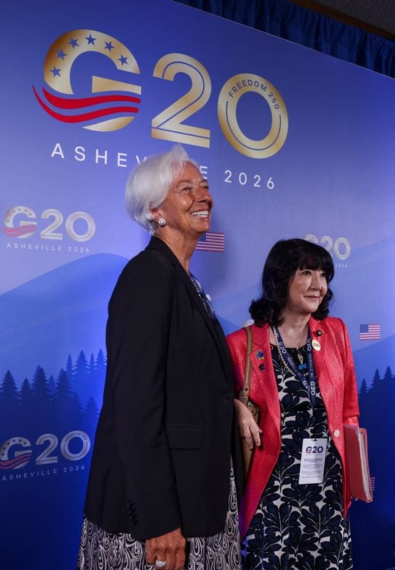 片山さつき財務相（右）と欧州中央銀行（ＥＣＢ）のラガルド総裁。米ノースカロライナ州アッシュビルで開かれた２０カ国（Ｇ２０）財務相・中央銀行総裁会議で撮影（２０２６年　ロイター/Sam Wolfe）