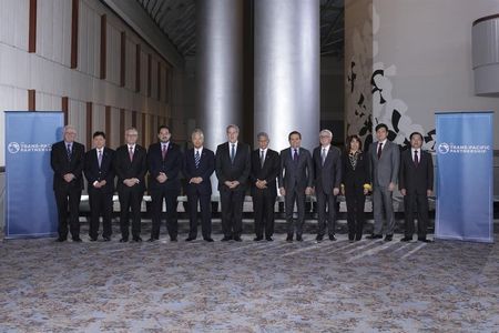 　１１月５日、環太平洋連携協定（ＴＰＰ）の合意全文が公表されたことを受け、米国の消費者団体や労働組合は合意内容に批判的な見解を示した。一方で、政界からは今のところ目立った反応は見られない。写真は、ＴＰＰ閣僚会議出席した参加国首脳、１０月撮影（２０１５年　ロイター／USTR Press Office）