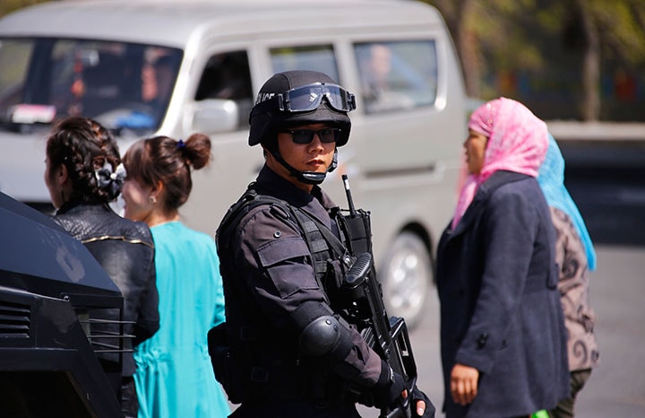 2014年、爆破事件があった新疆ウイグル自治区のウルムチ駅で。中国警察の特殊部隊と住民　Petar Kujundzic-REUTERS