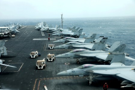 　１１月１９日、米海軍は米艦エーブラハム・リンカーンを中心とする空母打撃群が、中東のホルムズ海峡を通過しペルシャ湾に入ったと発表した。写真は７月１５日、ホルムズ海峡近くのオマーン湾を航行するエーブラハム・リンカーン。７月１５日撮影（２０１９年　ロイター/Ahmed Jadallah）