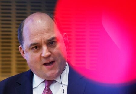 英国のウォレス国防相は１１日、ウクライナを侵攻しないとするロシアの保証を真剣に受け止めているとしながらも、ロシアは行動でこれを示す必要があるとの考えを示した。モスクワで撮影（２０２２年　ロイター/Maxim Shemetov）