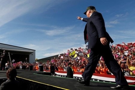 　１０月２５日、米大統領選挙の共和党候補ドナルド・トランプ氏は、民主党のヒラリー・クリントン候補の対シリア政策はロシア軍との衝突を招き、「第３次世界大戦」を引き起こす恐れがあると非難した。フロリダ州の集会で撮影（２０１６年　ロイター／Jonathan Ernst）