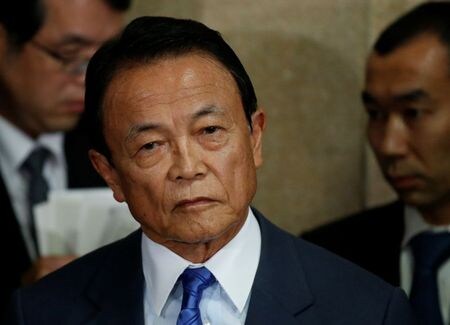 　８月７日、麻生太郎財務相（写真）は閣議後会見で、一部与党議員らが提唱している消費税率の引き下げに関して、「簡単に切り下げる話には与（くみ）しない」と述べた。２０１８年３月撮影（２０２０年　ロイター／Toru Hanai）