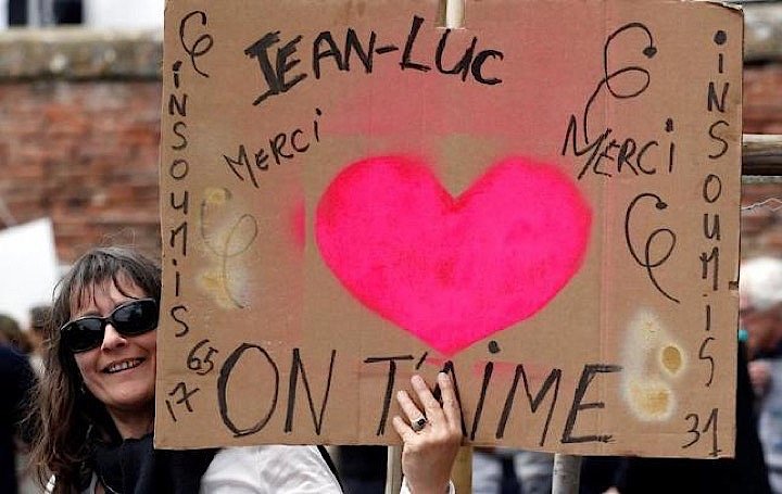 ４月１６日、フランス大統領選の第１回投票が１週間後に迫るなか、ここ数週間で支持率が急上昇している急進左派候補のジャンリュック・メランション氏は、トゥールーズの集会で数万人の聴衆に支援を訴えた。写真はメランション氏へののメッセージを掲げる支持者（２０１７年　ロイター／Regis Duvignau）