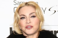 【写真】【動画】谷間が丸出し、下着はスケスケ...マドンナ、ピンクランジェリーで床を転げ回る　「脚を閉じて」と批判も