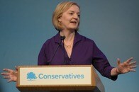 史上3人目の英女性首相、見当違いの「減税策」が招くインフレと債務のブラックホール