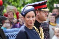 伝説のフェミニストから「栄誉ある賞」を贈られたメーガン妃、金ピカのドレスで輝く