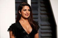 超人気インド人女優が公開した家族写真　プールサイドで白の水着姿も披露