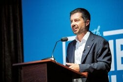 【米大統領選2028】注目集めるブティジェッジ候補の「割れる評価」が示す民主党の悩み