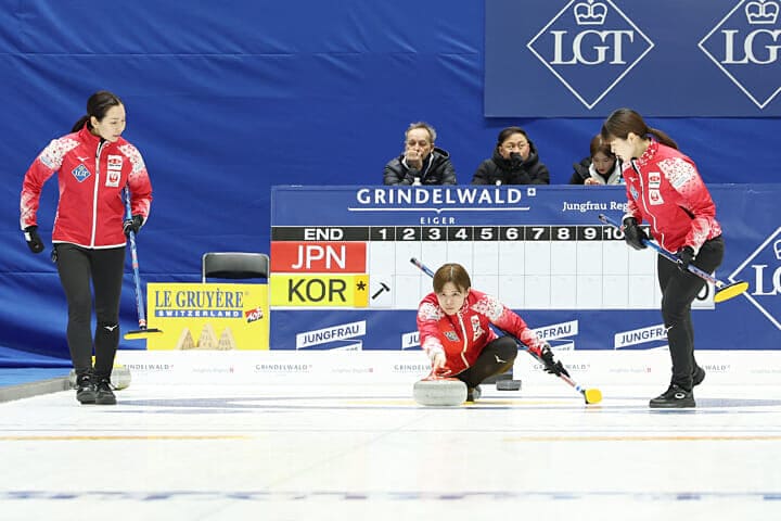 女子世界選の予選リーグ、韓国戦の第１エンドでストーンを投げる日本代表の小野寺と近江谷（左）、小谷優奈（右）