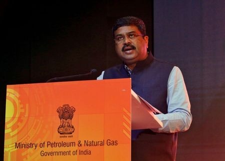 　３月５日、インドのプラダン石油・天然ガス相（写真）は、石油輸出国機構（ＯＰＥＣ）加盟国とロシアなどの非加盟国で構成する「ＯＰＥＣプラス」が協調減産の継続を決定したことについて、消費主導の景気回復を阻害し、原油消費国の消費者に打撃を与える、と述べた。写真はインドのムンバイで２０１７年１０月撮影（２０２１年　ロイター／Shailesh Andrade）