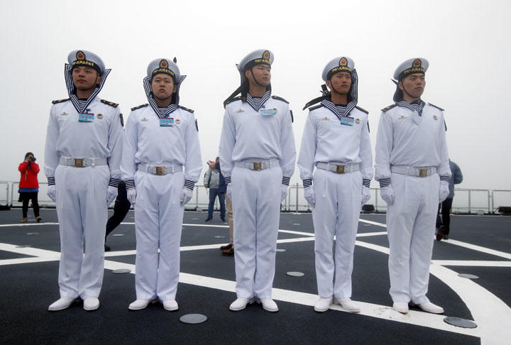 今年4月の軍事パレードに参加した中国海軍の兵士　Jason Lee-REUTERS