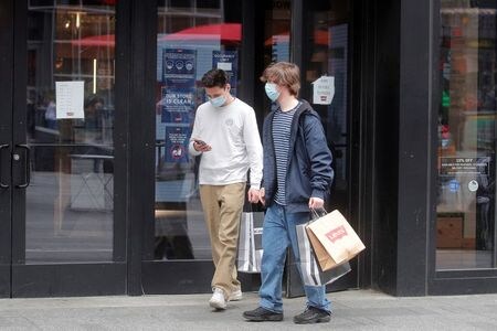 米商務省が１４日に発表した４月の小売売上高は前月から横ばいだった。写真は５月３日、ニューヨークで撮影（２０２１年　ロイター／Brendan McDermid）