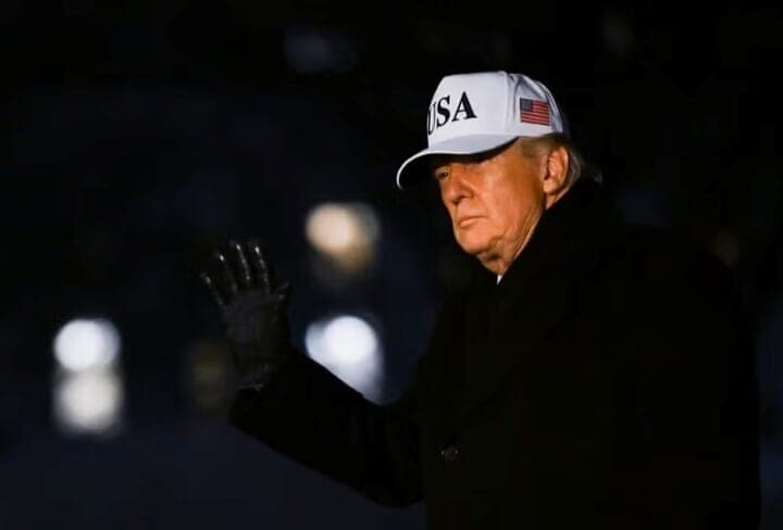 トランプ米大統領は５日夜、２０２０年の大統領選での自身の敗北が不正行為によるものだと主張する内容の1分間の動画を自身の交流サイト（ＳＮＳ）「トゥルース・ソーシャル」に投稿した。１月撮影。REUTERS/Annabelle Gordon