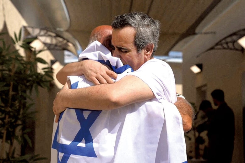 解放を喜ぶイスラエルの人質と家族