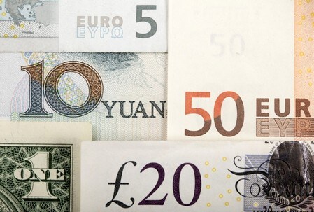 　７月１２日、経済協力開発機構（ＯＥＣＤ）が公表した長期経済見通しによると、世界で関税が１９９０年代の水準まで上昇した場合、中国やインドなどの主要な新興国経済への打撃は先進国よりも大きくなる見込みだ。写真は各国の紙幣。２０１１年１月にワルシャワで撮影（２０１８年　ロイター／Kacper Pempel）