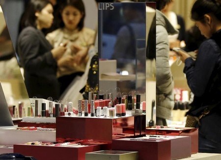 　２月７日、資生堂 は、２０１７年１２月期の連結業績予想を上方修正した。プレステージブランドが伸長したほか、訪日外国人によるインバウンド需要の増加も寄与した。写真は都内で２０１６年３月撮影（２０１８年　ロイター／Toru Hanai）