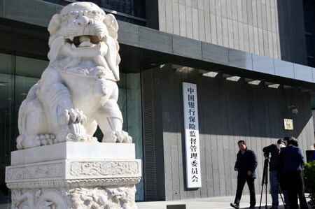 　５月１９日、中国銀行保険監督管理委員会（ＣＢＩＲＣ）の陳文輝副首席は、国内金融セクターの対外開放は互恵の原則に基づいて行うとし、保護主義政策をとる国は恩恵を受けないとの考えを示した。写真は再編のため新しい看板が掲げられたＣＢＩＲＣの事務所前。4月に北京で撮影（2018年　ロイター）