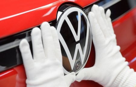 　１２月７日　ドイツ自動車大手フォルクスワーゲン（ＶＷ）の幹部は６日、本社のあるウォルフスブルクの地元２紙とのインタビューで、導入する電気自動車（ＥＶ）「トリニティ」を巡り、新工場が必要になるかどうかは来年２月初め頃に会社が判断すると明らかにした。写真はＶＷのロゴ。４月２６日、ドイツ・ツヴィッカウで撮影（２０２２年　ロイター／Matthias Rietschel）
