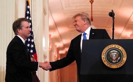 　７月９日、トランプ米大統領は、最高裁判事候補に保守派の連邦高裁判事、ブレット・カバノー氏（左）を指名した。ワシントンで撮影（２０１８年　ロイター／Leah Millis）