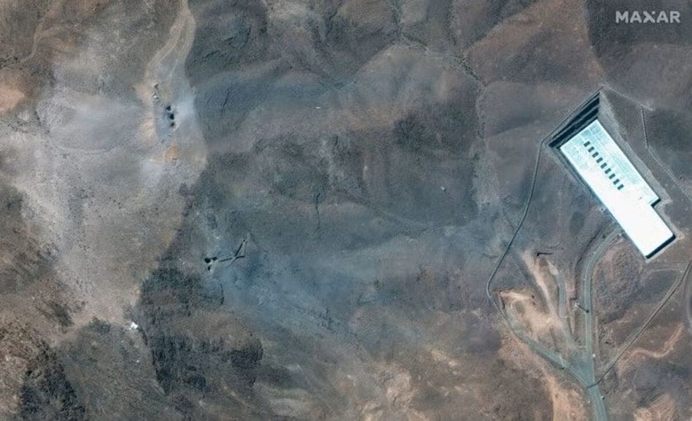 米国が実施したイラン核施設への攻撃について、専門家は６月２２日、商業衛星画像からフォルドゥの地下核施設と遠心分離機が深刻な被害を受け、破壊された可能性もあるとの見方を示す一方、確認はできていないと述べた。写真は米国の攻撃を受けたフォルドウ地下核施設の上部をとらえた衛星画像。６月２２日撮影。MAXAR TECHNOLOGIES提供（２０２５年　ロイター）