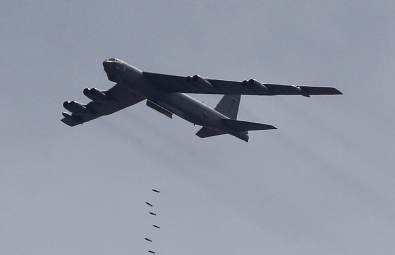 米軍の爆撃機はなぜ撃墜されかねないリスクを冒したのか（写真は2015年5月、演習中に撮影されたB-52）　Muhammad Hamed-REUTERS
