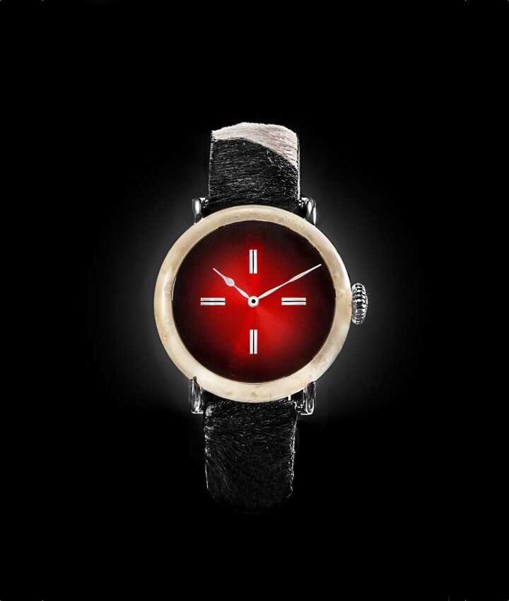 地紋が浮かんだブラウンがかったミルク色のケースがチーズ製。厳密にはハイテク複合素材のITR²の中にチーズを配合。その比率は約50％という。ベルトも黒と白の斑な毛肌がリアルな本物の牛革。