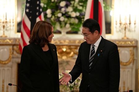 安倍普三元首相の国葬に参列するため日本を訪問したハリス米副大統領は２６日、岸田文雄首相と会談し、台湾海峡での中国の行動を非難するとともに、日本防衛への米国のコミットメントを再確認した。代表撮影。（2022年　ロイター）