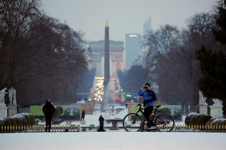 フランスのカステックス首相は18日、新型コロナウイルス感染第3波を受け、パリとその近郊を含む16県で1カ月間のロックダウン（都市封鎖）措置を導入すると発表した。パリ市内チュイルリー公園のようす。2月撮影（2021年　ロイター／Christian Hartmann）