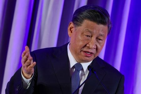 中国の習近平国家主席が金融規制当局と株式市場について協議する予定だと、ブルームバーグ・ニュースが６日に関係筋の話として報じた。写真はスピーチする習主席。米カリフォルニア州で２３年１１月撮影。（2024年 ロイター/Carlos Barria/Pool）