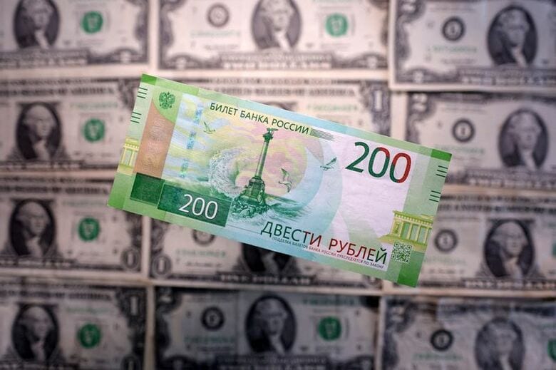 写真はロシアのルーブル紙幣と米ドル紙幣。2025年3月撮影。REUTERS/Dado Ruvic