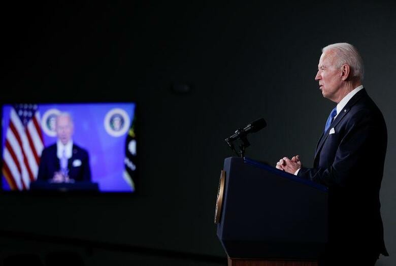 バイデン米大統領（写真）は新型コロナウイルスのワクチン接種について、まず米国民を優先させる考えを示した。ホワイトハウスで撮影（2021年　ロイター/Tom Brenner）