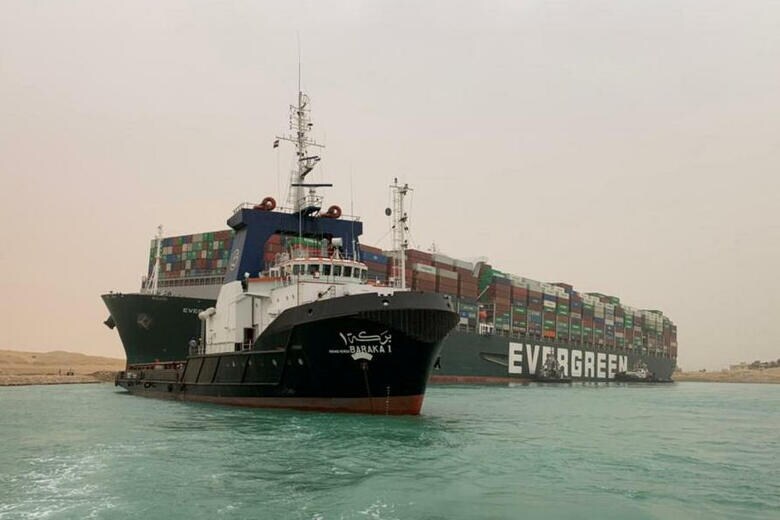 座礁したエバーギブンは全長約400メートルの世界最大級のコンテナ船　SUEZ CANAL AUTHORITY/Handout via REUTERS