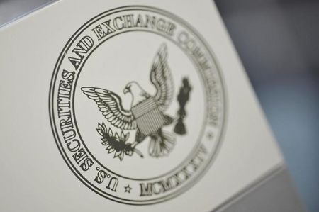 米証券取引委員会（ＳＥＣ）は１７日、米暗号資産（仮想通貨）交換所のビットレックスが未登録で証券取引、取引の仲介、清算といった事業を運営したとして、同社と最高経営責任者（ＣＥＯ）だったウィリアム・シハラ氏をワシントンの連邦地裁に提訴した。資料写真、ＳＥＣのロゴ、ワシントンで２０１１年６月撮影（２０２３年　ロイター／Jonathan Ernst）