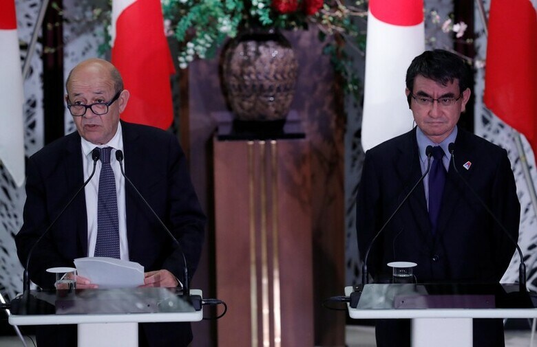 １月２６日、日本とフランス両政府は４回目となる外務・防衛担当閣僚による会合（２プラス２）を開き、今年２月に自衛隊とフランス軍が共同訓練を行うことなどで合意した。太平洋やインド洋で影響力を拡大する中国を念頭に、安全保障面の協力を強化する。写真は東京で記者会見する河野外相とフランスのドリアン外相（２０１８年　ロイター/Kim Kyung-Hoon）