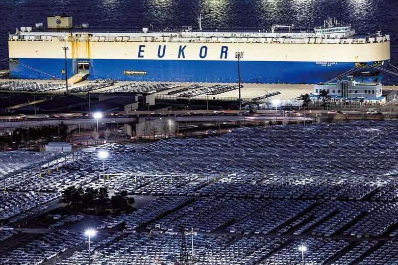 船に積まれて輸出先へ向かう現代自動車の製品（韓国・蔚山）　SEONGJOON CHOｰBLOOMBERG/GETTY IMAGES