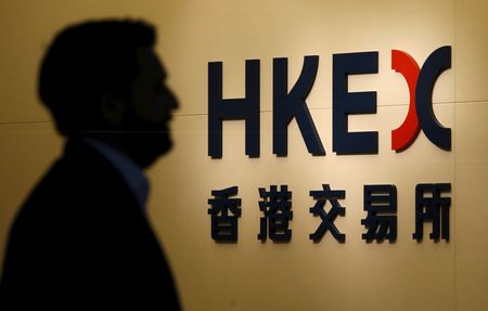 　９月２５日、香港市場で経営再建中の中国不動産大手、中国恒大集団の株価が２４％近く急落。傘下の恒大地産集団が当局の調査を受けているため、新規債券の発行資格を満たせないと前日に発表したことを嫌気している。写真は香港取引所のロゴ。香港で２０１６年１月撮影（２０２３年　ロイター／Bobby Yip）