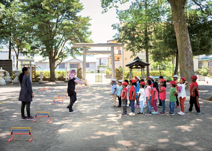 神奈川県海老名市の神社に集まったブリティッシュインターナショナルスクールの生徒たち。ムスリムが出資・経営する学校だが、全ての信仰を尊重する方針を掲げ、生徒や教師にはムスリム以外もいる