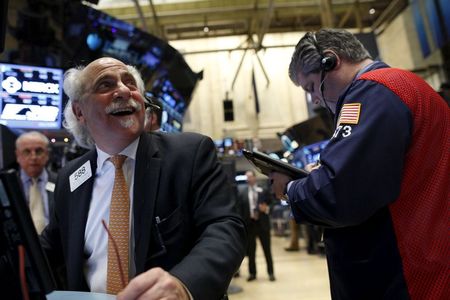 　　１２月４日、米国株式市場は反発して取引を終えた。１１月の米雇用統計が底堅かったことで米経済は好調だとの見方が広がった。NY証券取引所で撮影（ロイター/Brendan McDermid）