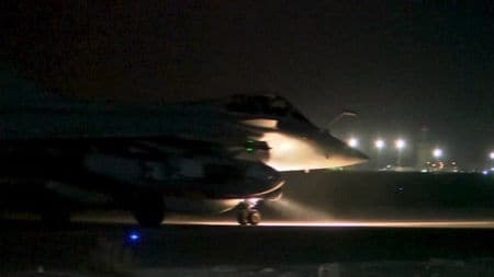 　１１月１５日、パリで起きた同時多発攻撃の捜査が拡大する中、フランス軍はシリア領内にある過激派組織「イスラム国」の拠点を空爆した。写真はフランスの戦闘機、提供写真（２０１５年　ロイター/ECPAD）