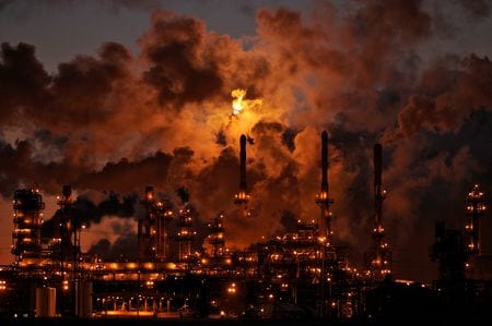 カナダのウィルキンソン天然資源相は２４日、原油とガスの輸出について、２０２２年末までに最大で日量３０万バレル増やす能力があると述べた。写真はエドモントンの製油所。２００９年２月撮影（２０２２年　ロイター／Dan Riedlhuber）