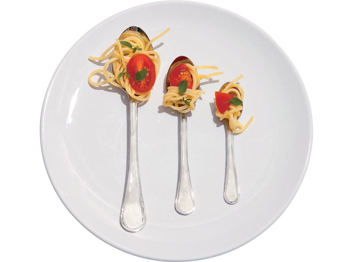 小さな皿に盛った料理は多く見える？　TOOGA-DIGITALVISION/GETTY IMAGES