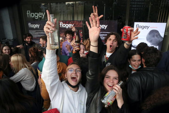 ベルギー、夜間外出禁止令の終了を祝う若者で賑わうが...... 　　　REUTERS/ YvesHerman